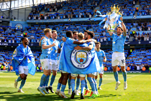 曼城队庆祝赢得英超联赛冠军