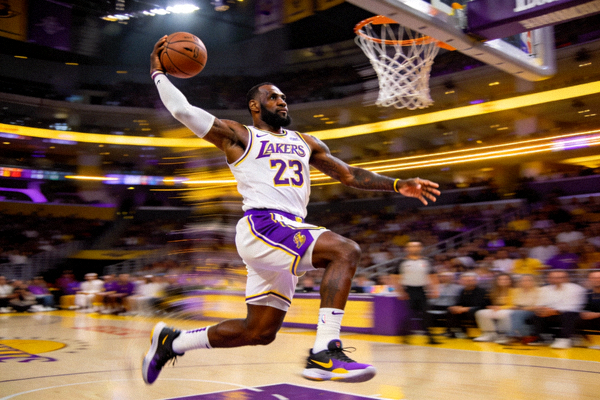 NBA球星勒布朗詹姆斯突破上篮精彩瞬间