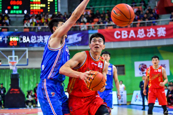 中国男篮在CBA总决赛中激烈对抗